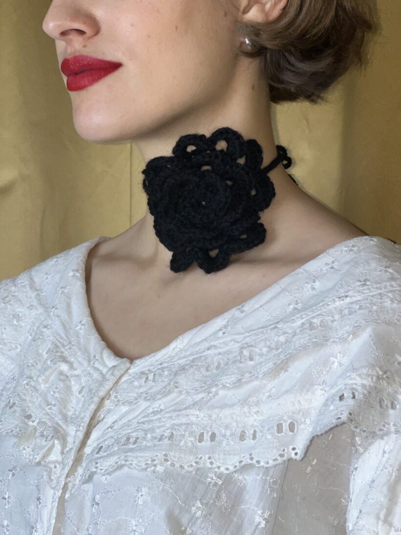 Black wool rose - Image 3